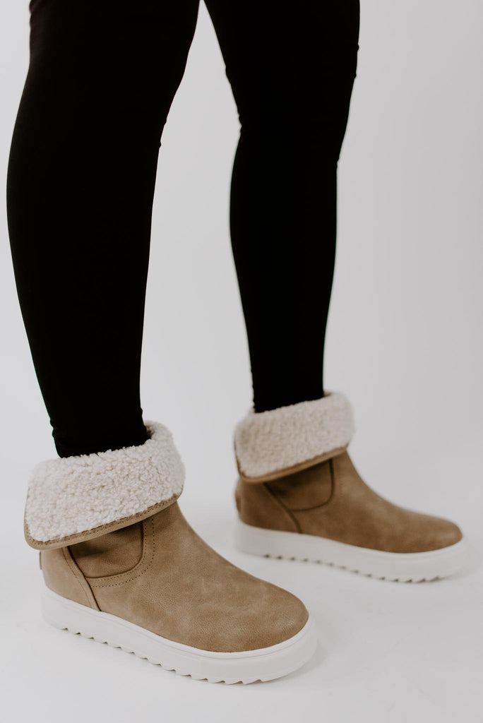 Sherpa lined best sale sneaker boot